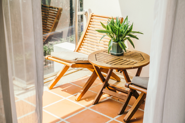 Balkon mit Holzmöbeln